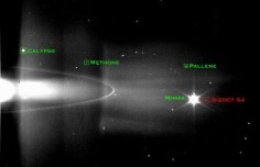 Zdjęcie wykonane przez Cassini.Nowy księżyc zaznaczono na czerwono.© NASA