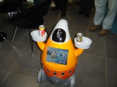 Robot serwujący napoje na pokazie w Seulu (2005)