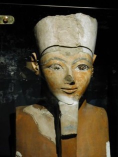 Głowa Hatszepsut znaleziona w Luksorze© Gérard Ducherlicencja: Creative Commons