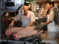 Sprawianie tuńczyka na targu rybnym Tsukiji w Tokio