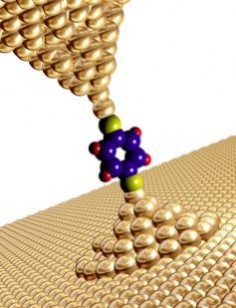 Molekuła organiczna pomiędzy nanocząsteczkami złota© Ben Utley