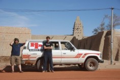 John Grimshaw (L) i Andy Peg przy czekoladowym samochodzie. W tle słynny meczet w Timbuktu© www.biotruck.co.uk