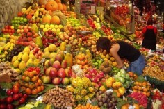 Stragan z owocami w Barcelonie