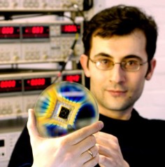 Dr Ponomarenko prezentuje układ scalony z grafenowym tranzystorem© University of Manchester