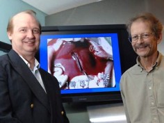 Rutledge Ellis-Behnke (L) i Gerald Schneider. W tle nerka z podanym syntetycznym białkiem© MIT