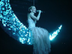 Kylie Minogue w czasie koncertu w Paryżu