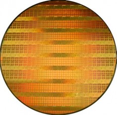Plaster krzemu z 45-nanometrowymi układami© Intel