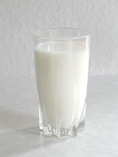 Szklanka mleka© Stefan Kühnlicencja: Creative Commons