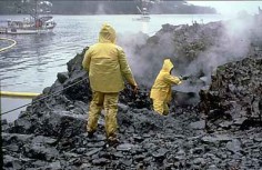 Wielkie sprzątanie po wycieku ropy z tankowca Exxon Valdez