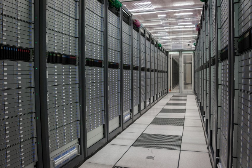 CERN zapisał 1 eksabajt danych z LHC. Gdyby to był film, oglądalibyśmy go przez 50 tys. lat