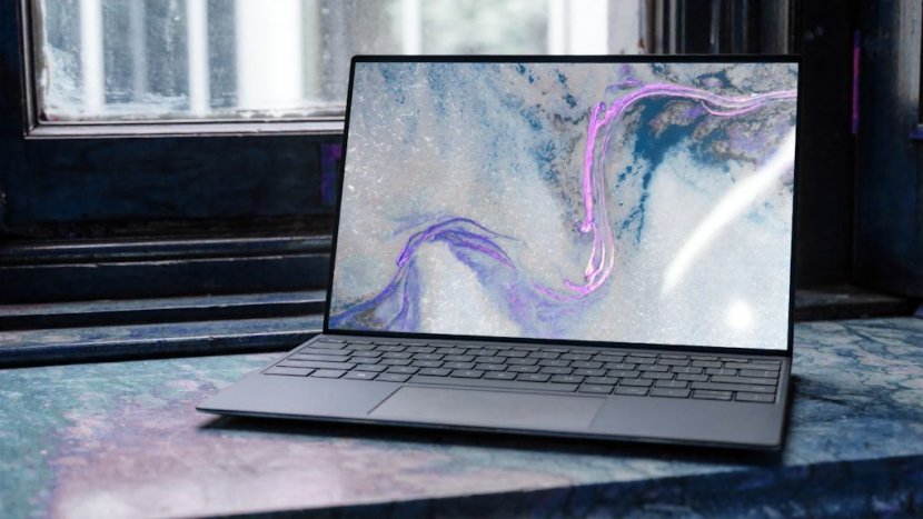 Nowoczesny laptop stojący na parapecie przy oknie