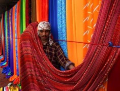 Niedzielny targ tkanin w Pakistanie© Steve Evanslicencja: Creative Commons